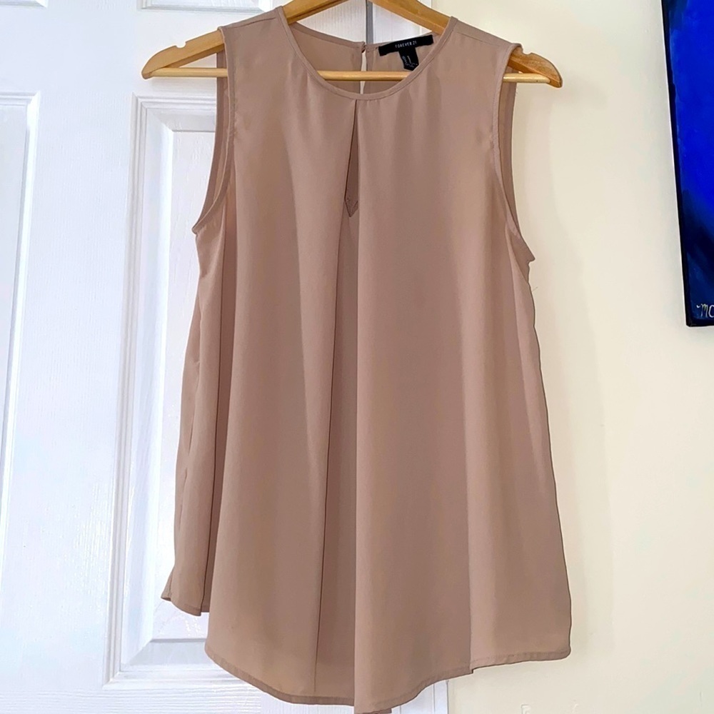 𝅺FOREVER 21 Dressy Keyhole Tank Top